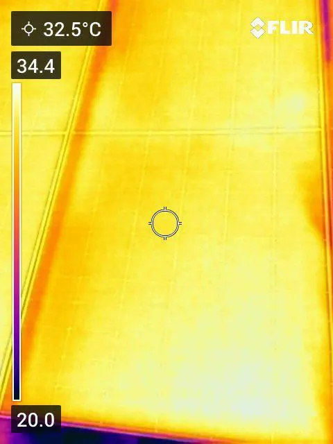 Thermal image of an uncleaned module reading 32.5 °C at the crosshair